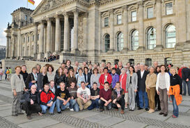Die Reisegruppe vor dem Reichstagsgebäude in Berlin