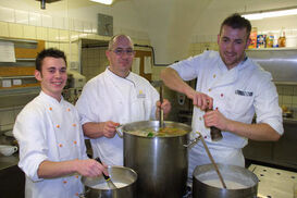 Sie kochen für Franz Müntefering (von links): Azubi Fabian Huttner, Chef Siegfried Draganski und Koch Marek Zacher. 