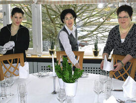 Decken den Tisch: Judith Benz, Birgit Krause und Petra Baumann-Draganski
