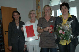 Preisübergabe an Waltraud Mutter und Nicole Braun. Rechts Heimleiterin Rosa Wiesler. 